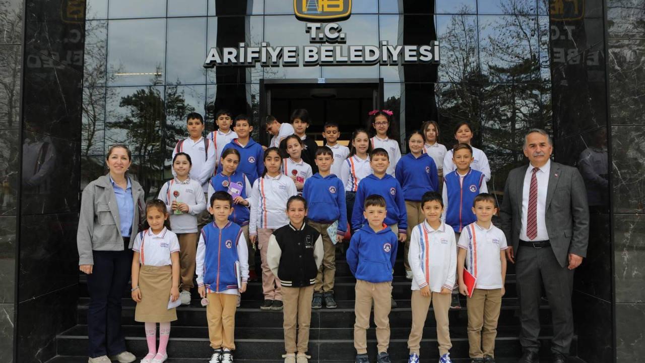Arifiye İlkokulu Öğrencilerinden Başkan Karakullukçu'ya Ziyaret: Belediye Çalışmaları Öğrenildi!