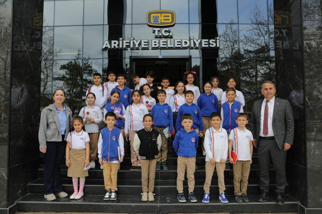 Arifiye İlkokulu Öğrencilerinden Başkan Karakullukçu'ya Ziyaret: Belediye Çalışmaları Öğrenildi! - Sayfa 12