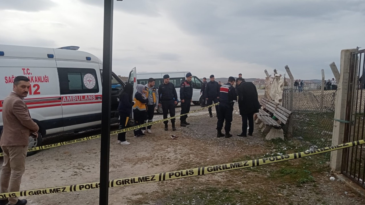 Kütahya'da Dehşet: Eşini Ve Bir Kişiyi Vurup Öldürdü, Kaçtı