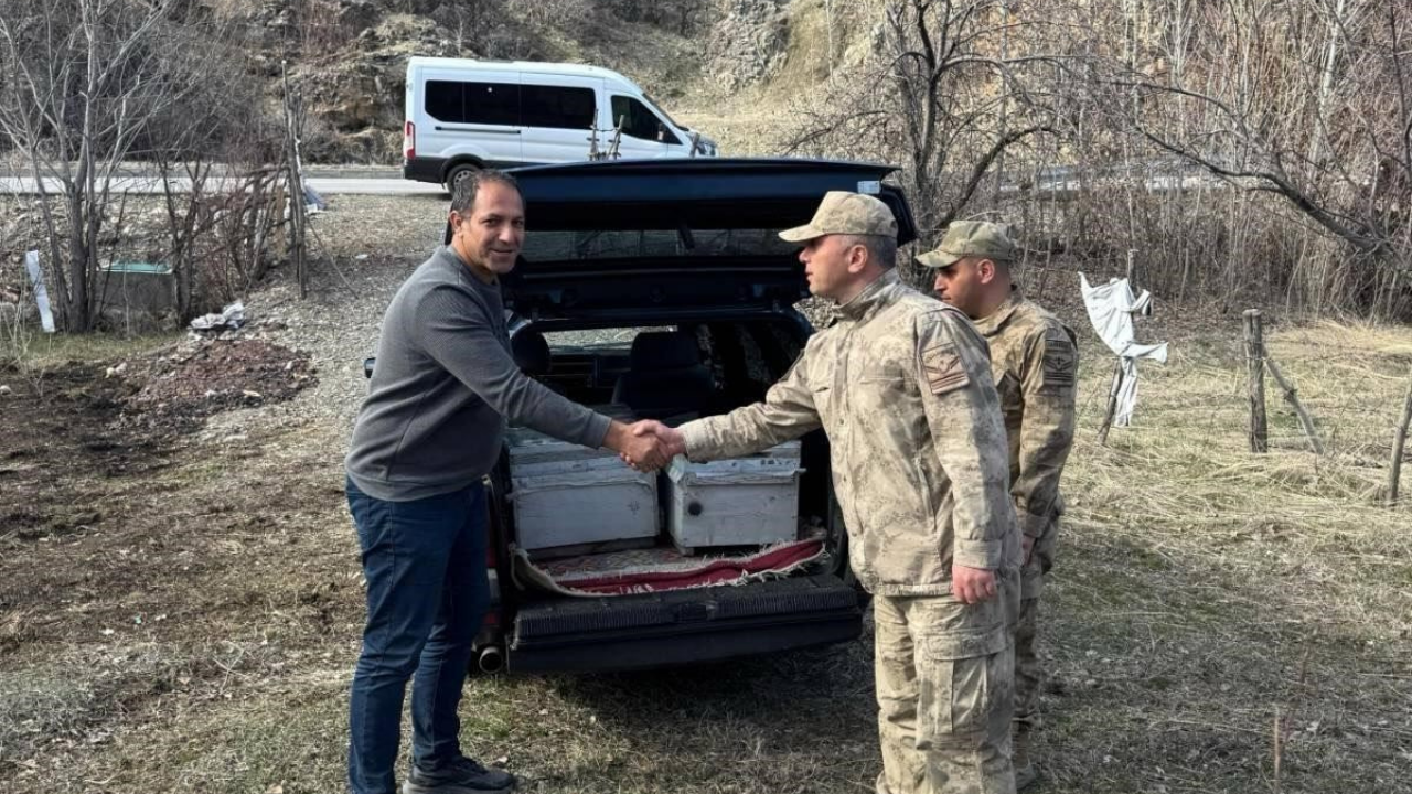 Bingöl'de Çalınan Arı Kovanları Jandarma Tarafından Bulunarak Teslim Edildi