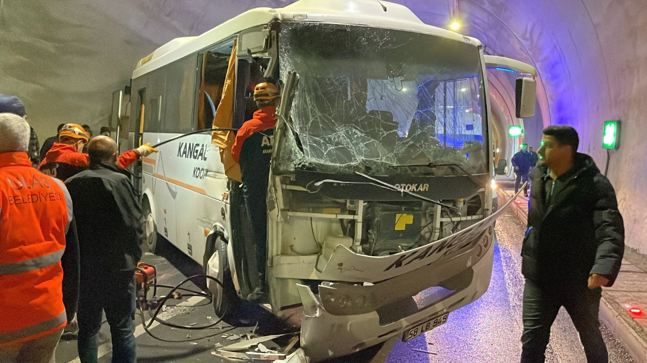 Sivas’ta Midibüs Tıra Çarptı: 14 Kişi Yaralı Olarak Hastaneye Kaldırıldı
