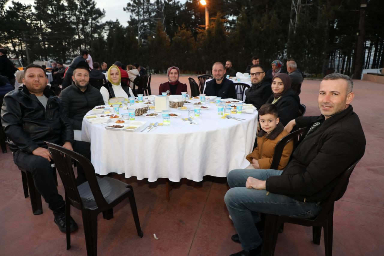 Ferizli Belediyesi'nde Bayram Coşkusu! Başkan Ata Personelle İftar Yaptı - Sayfa 7