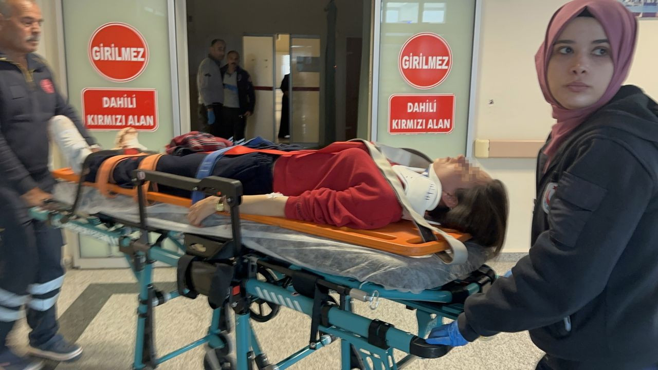 Van’da Üç Araç Birbirine Girdi: 5 Kişi Yaralandı - Sayfa 1