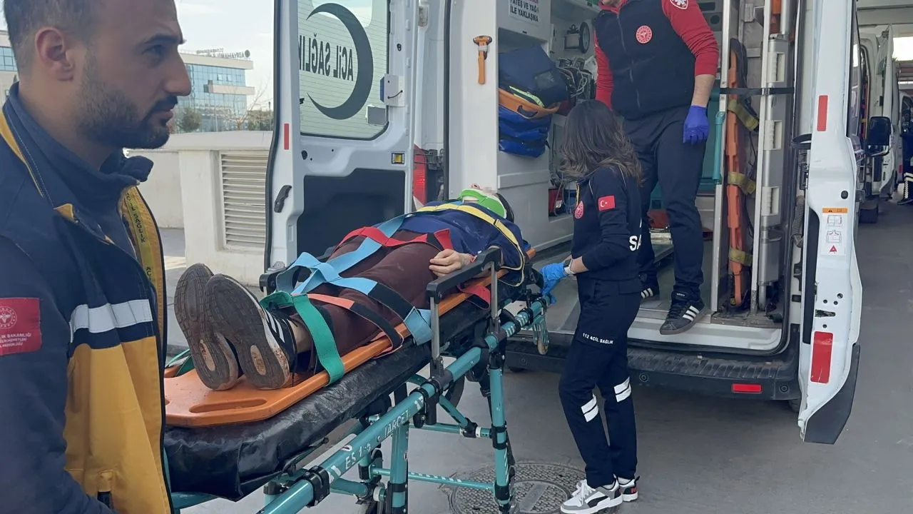 Adıyaman’da Hafif Ticari Araç Şarampole Yuvarlandı: 5 Yaralı