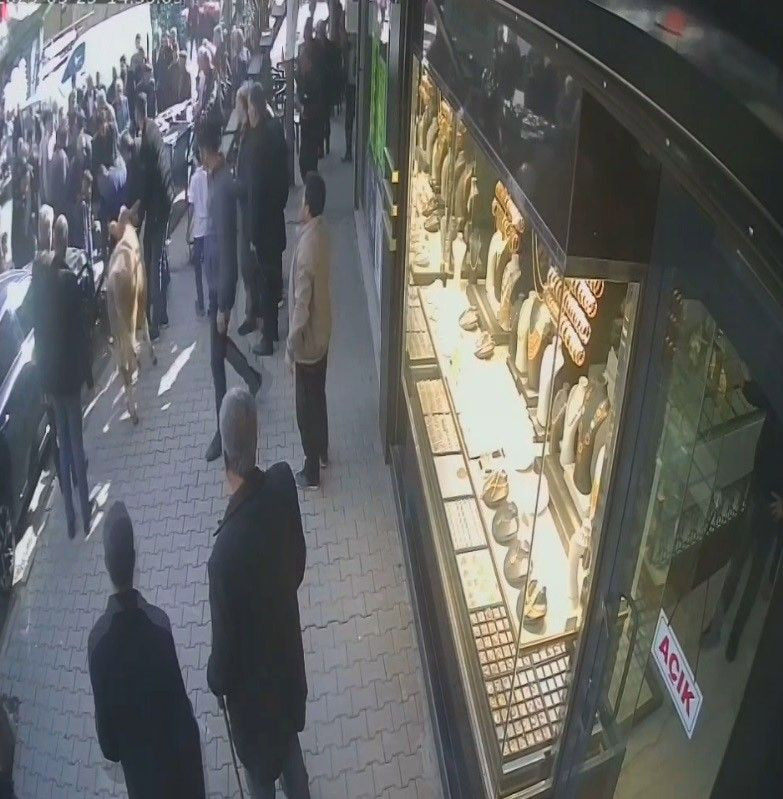 Muş’ta Kaçan İnek Çarşıyı Birbirine Kattı, O Anlar Kamerada - Sayfa 1