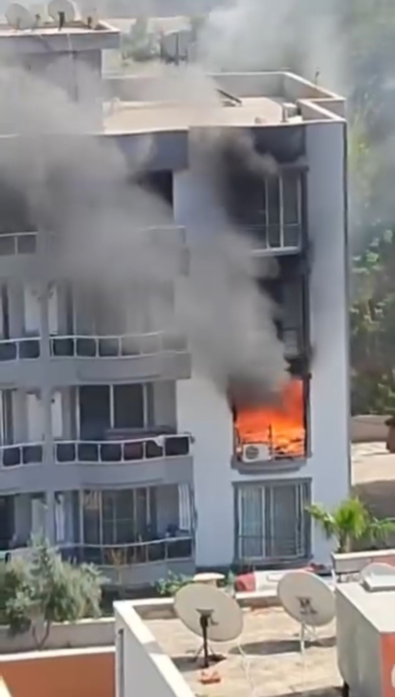 Hatay’da Apartman Dairesinde Yangın: Baba ve Oğlu Yaralandı - Sayfa 1