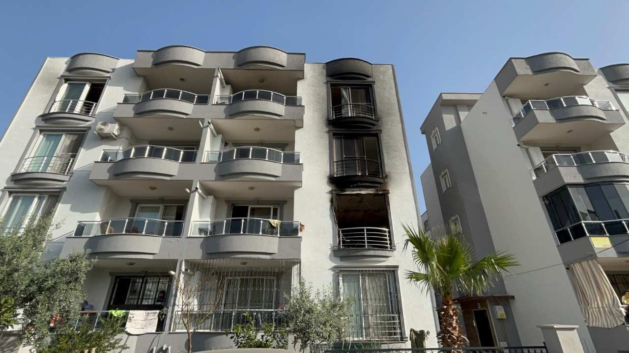 Hatay’da Apartman Dairesinde Yangın: Baba ve Oğlu Yaralandı