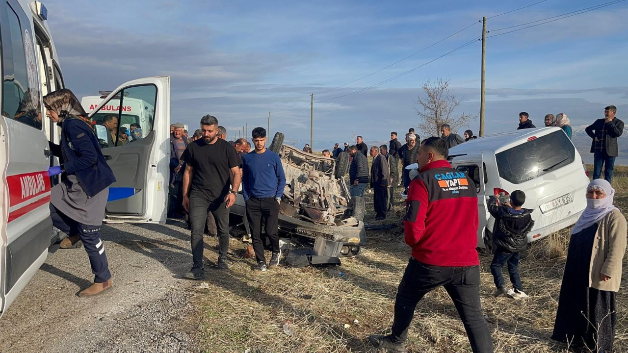 Van’da Üç Araç Birbirine Girdi: 5 Kişi Yaralandı