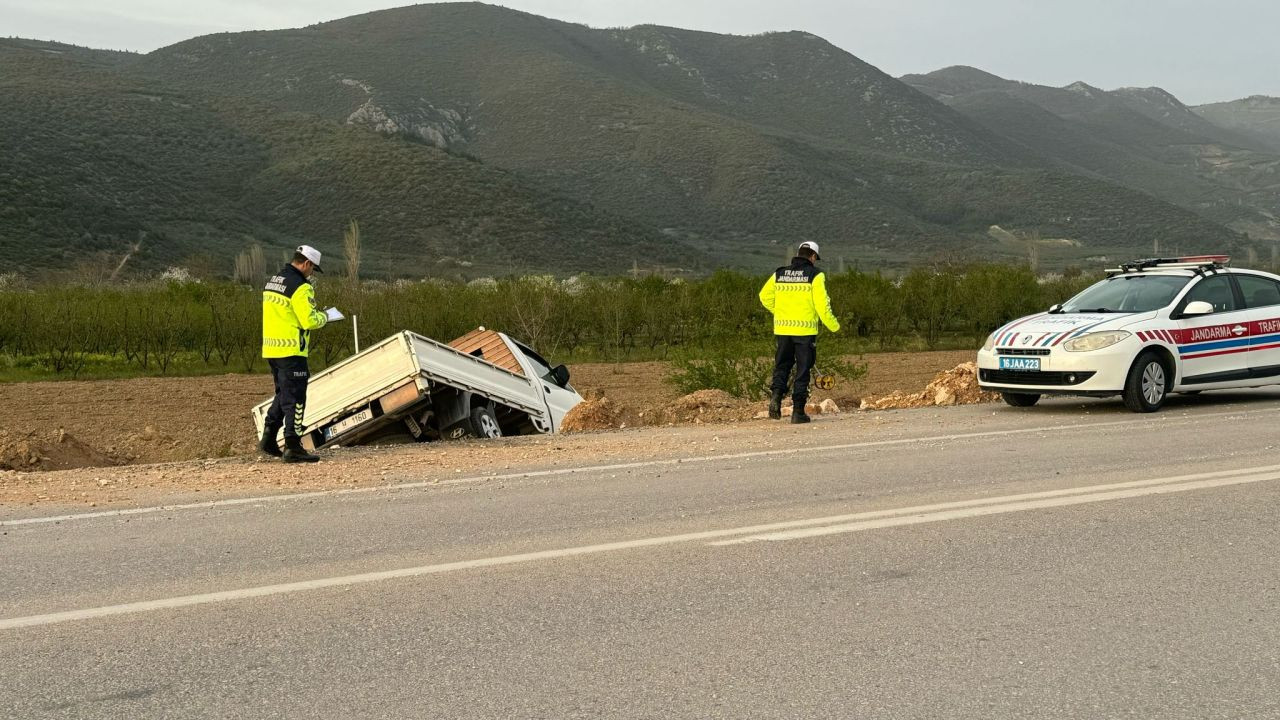Bursa’da Kamyonet Şarampole Uçtu: Sürücü Yaralı - Sayfa 1