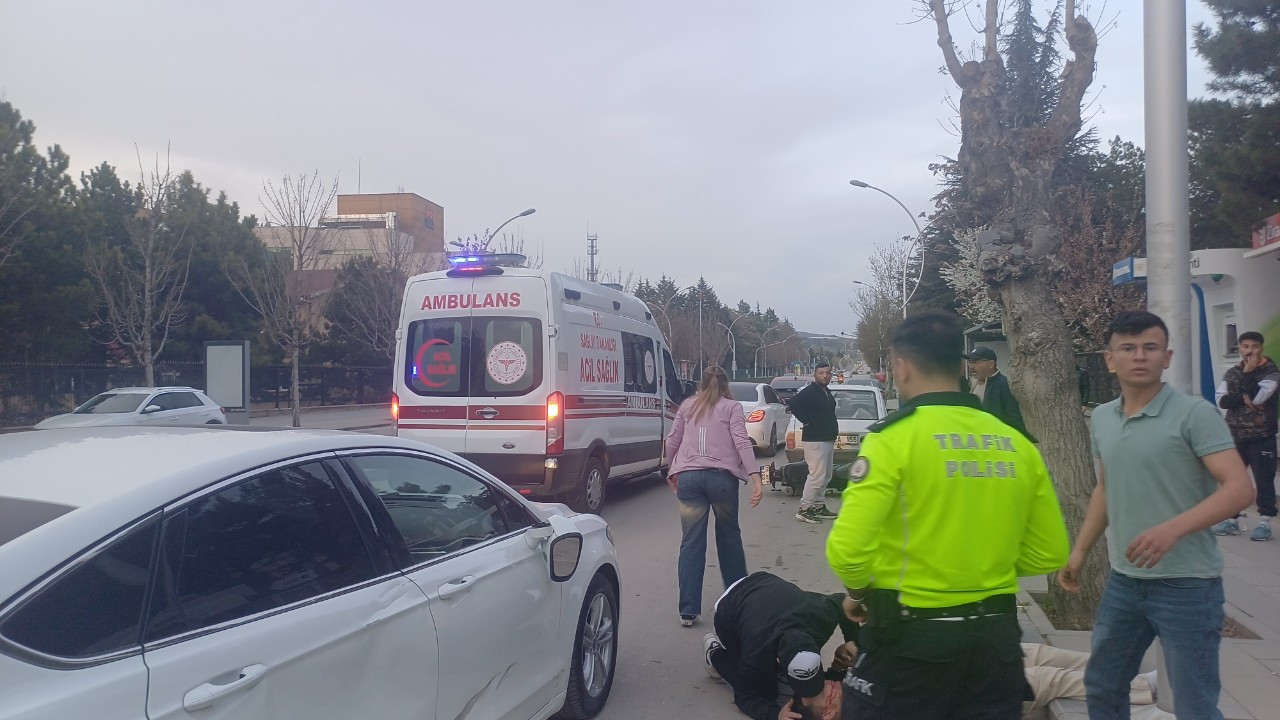 Çorum’da Otomobil İle Motosiklet Çarpıştı: 20 Yaşındaki Sürücü Yaralandı