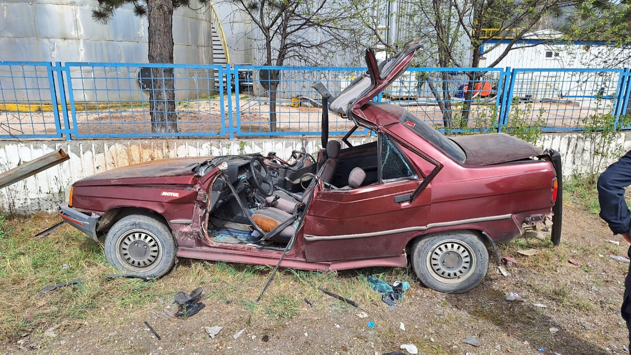 Amasya’da Otomobil Reklam Panosuna Çarptı: 5 Kişi Yaralandı