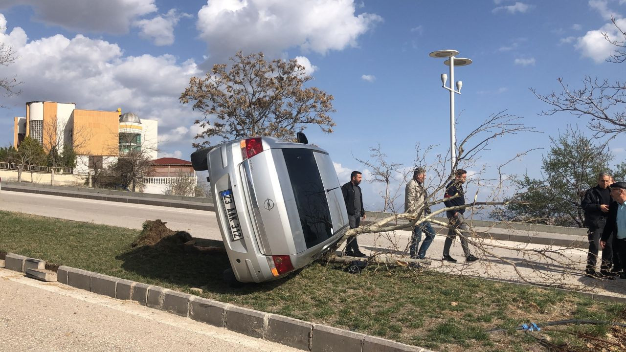 Elazığ’da Refüje Çıkan Otomobil Ağaca Çarpıp Yan Yattı: 1 Yaralı - Sayfa 3