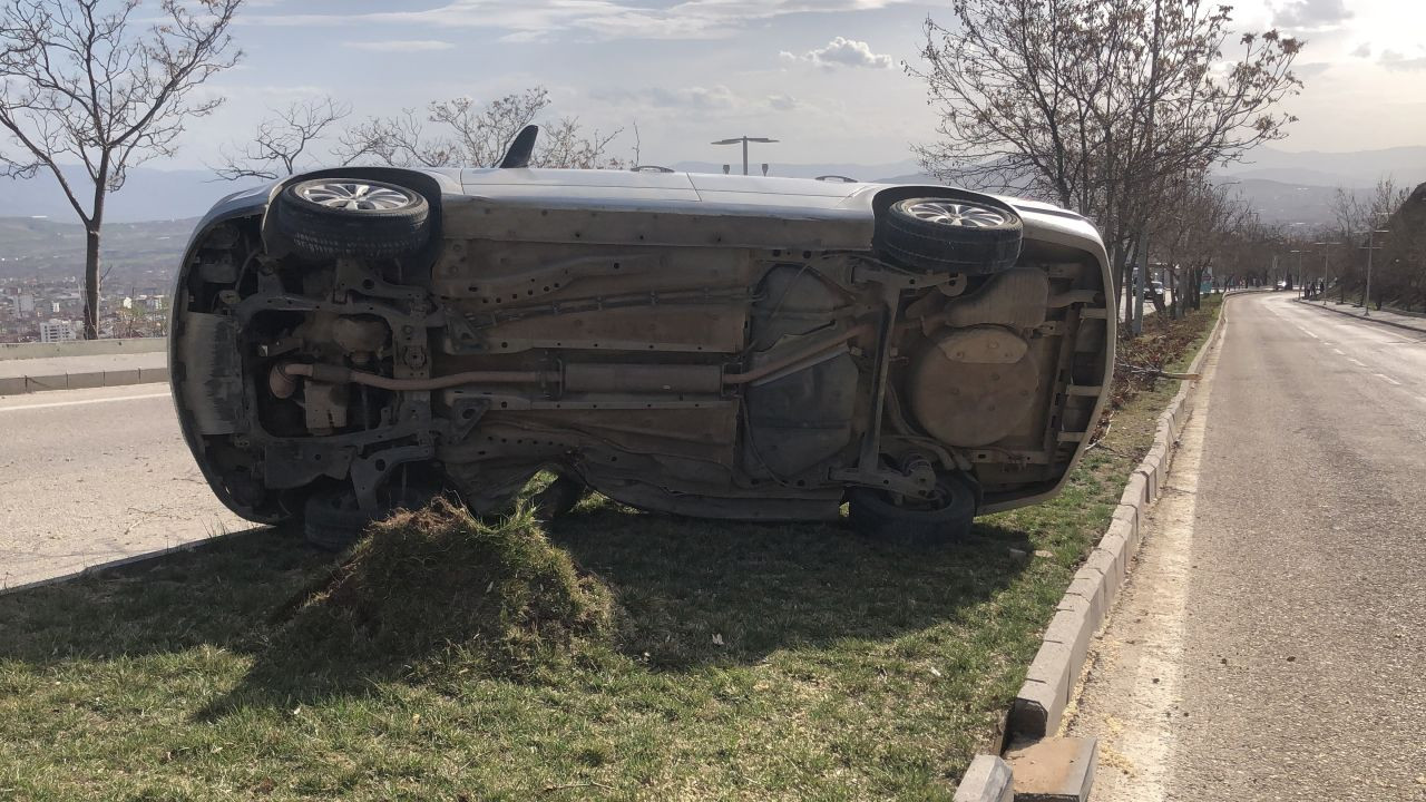Elazığ’da Refüje Çıkan Otomobil Ağaca Çarpıp Yan Yattı: 1 Yaralı - Sayfa 4