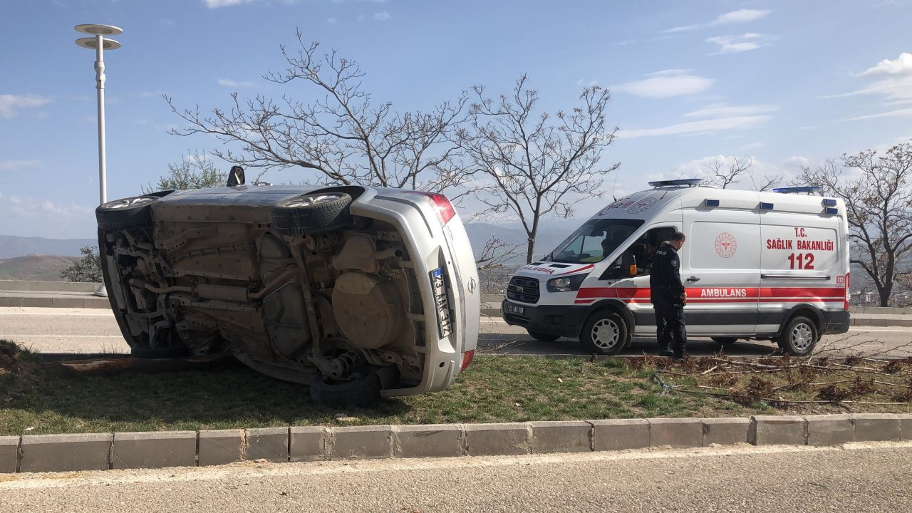 Elazığ’da Refüje Çıkan Otomobil Ağaca Çarpıp Yan Yattı: 1 Yaralı - Sayfa 1