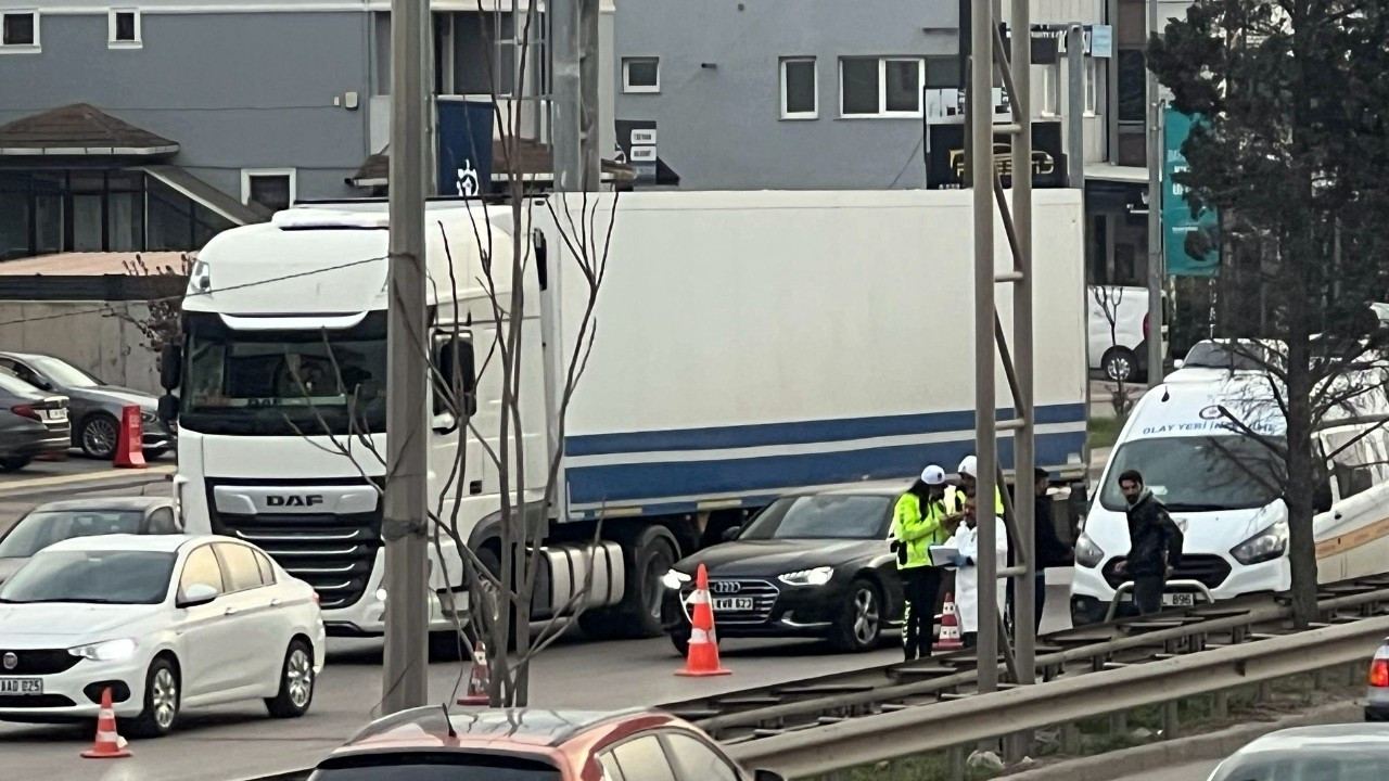 Kocaeli D-100'de Tırın Altında Kalan 16 Yaşındaki Genç Hayatını Kaybetti