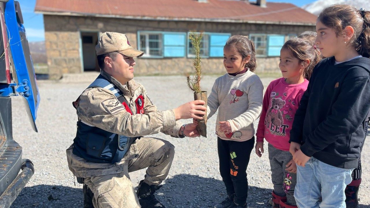 Bitlis’te Jandarma Ve Öğrenciler El Ele Fidan Dikti
