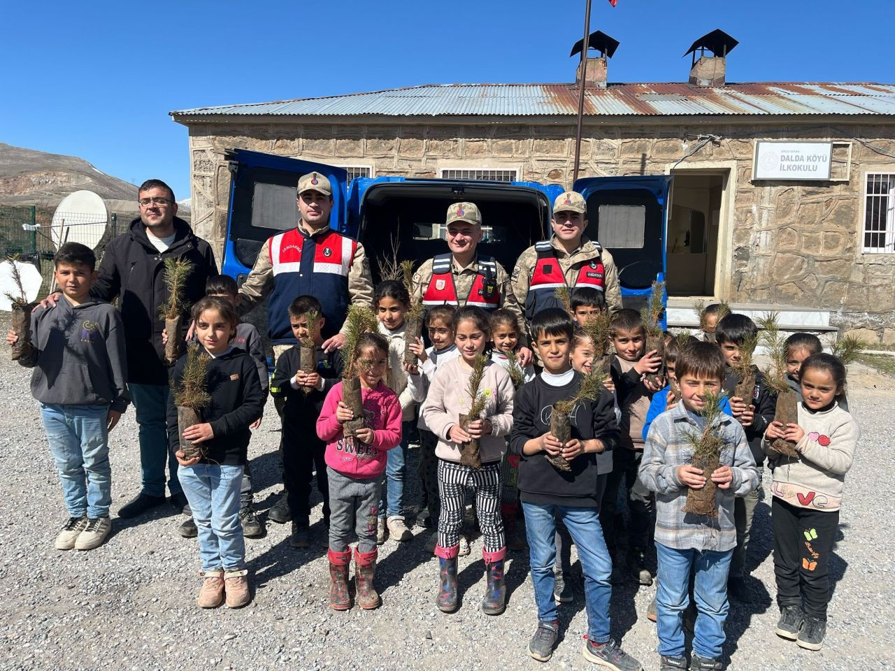 Bitlis’te Jandarma Ve Öğrenciler El Ele Fidan Dikti - Sayfa 1