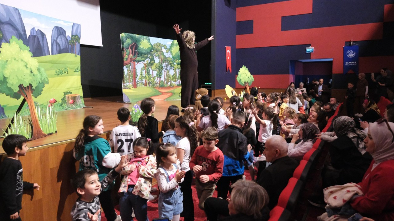 Sapanca Belediyesi'nden Çocuklara Sanat Desteği: 'Aç Ayı' Müzikal Çocuk Tiyatrosu Sahnelendi