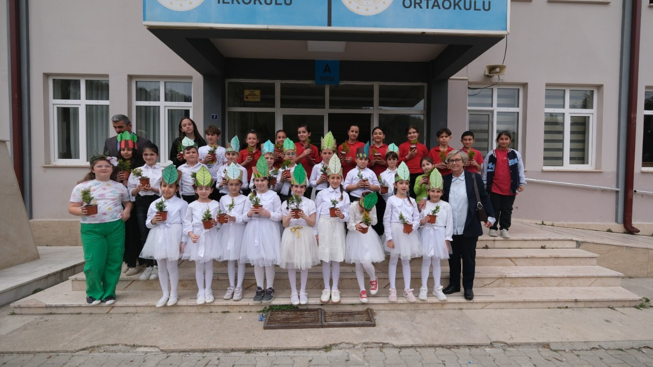 Sapanca Belediyesi'nden Geleceğe Yeşil Dokunuş: Öğrencilere Fidan Dağıtıldı