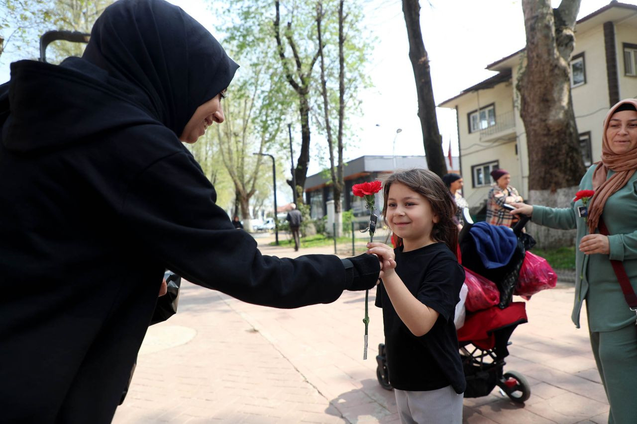 Büyükşehir'den Bayram Arefesinde Vatandaşlara Karanfilli Tebessüm - Sayfa 7