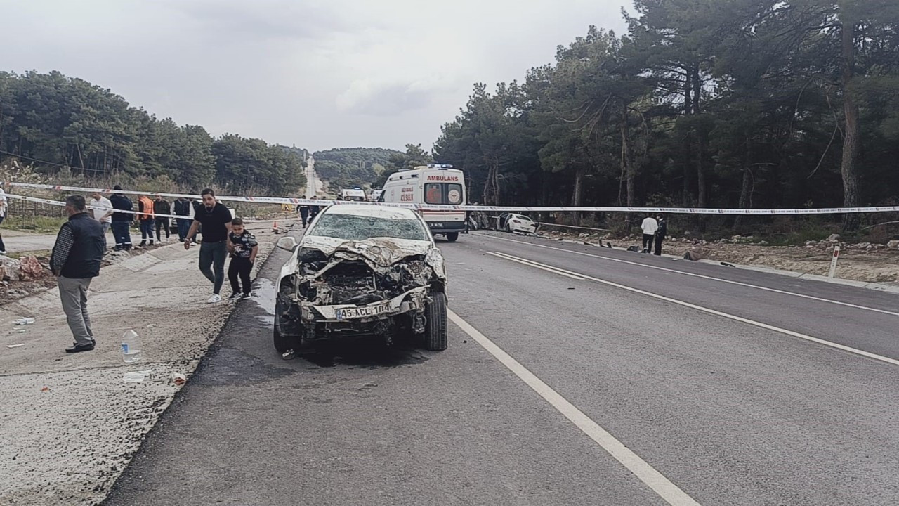 Balıkesir’de 4 Araç Çarpıştı: 1 Ölü, 10 Yaralı