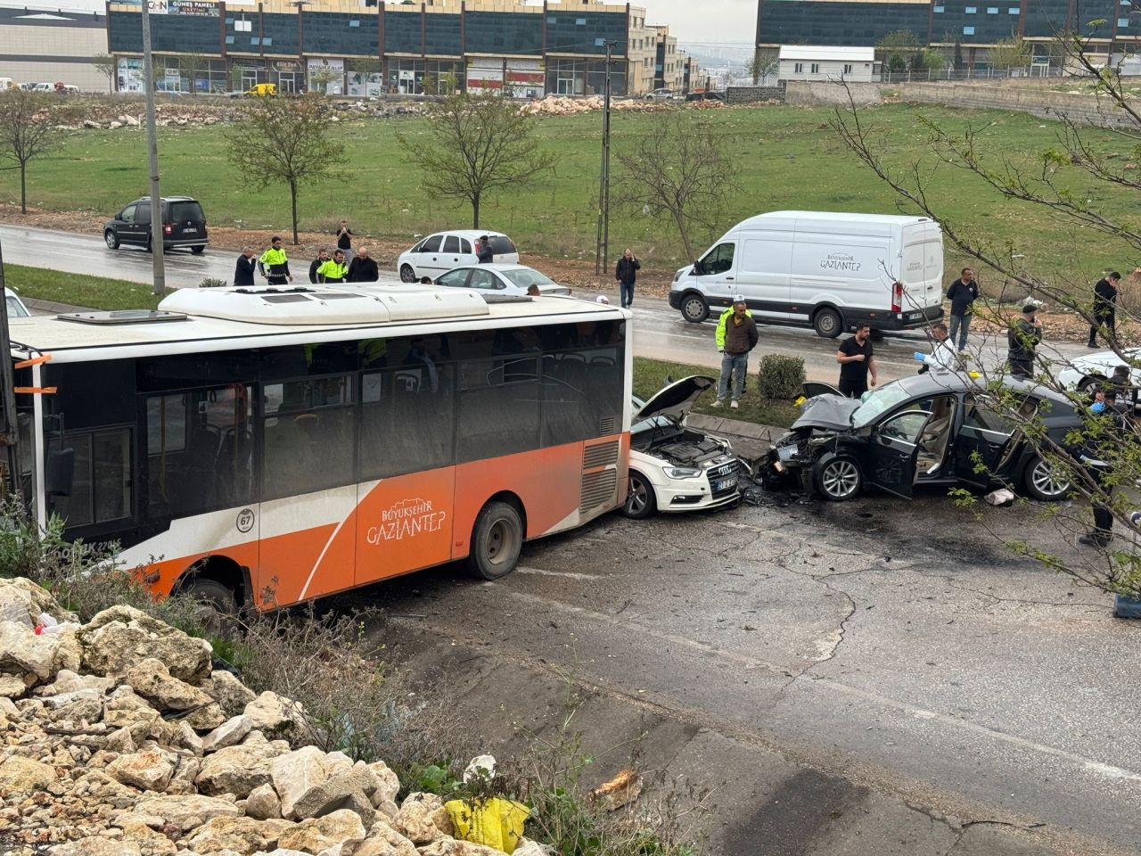 Gaziantep’te Zincirleme Kaza: Otobüs, Otomobiller Ve Motosiklet Çarpıştı - Sayfa 3