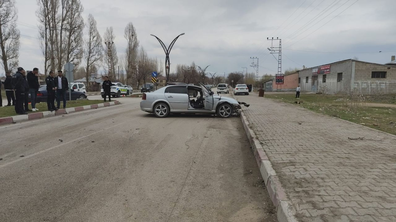 Van’da İlçe Girişinde Korkutan Kaza: 3 Kişi Yaralandı - Sayfa 7