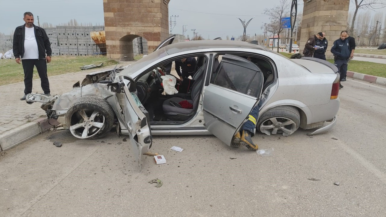 Van’da İlçe Girişinde Korkutan Kaza: 3 Kişi Yaralandı