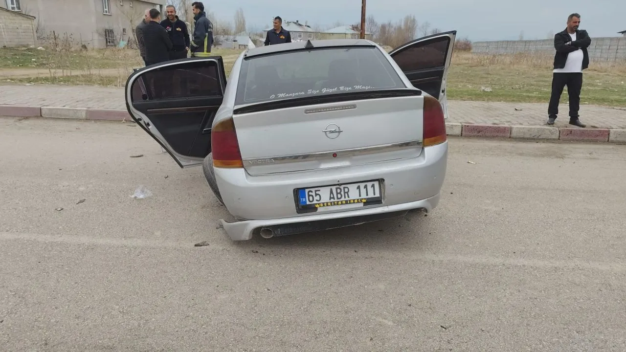 Van’da İlçe Girişinde Korkutan Kaza: 3 Kişi Yaralandı