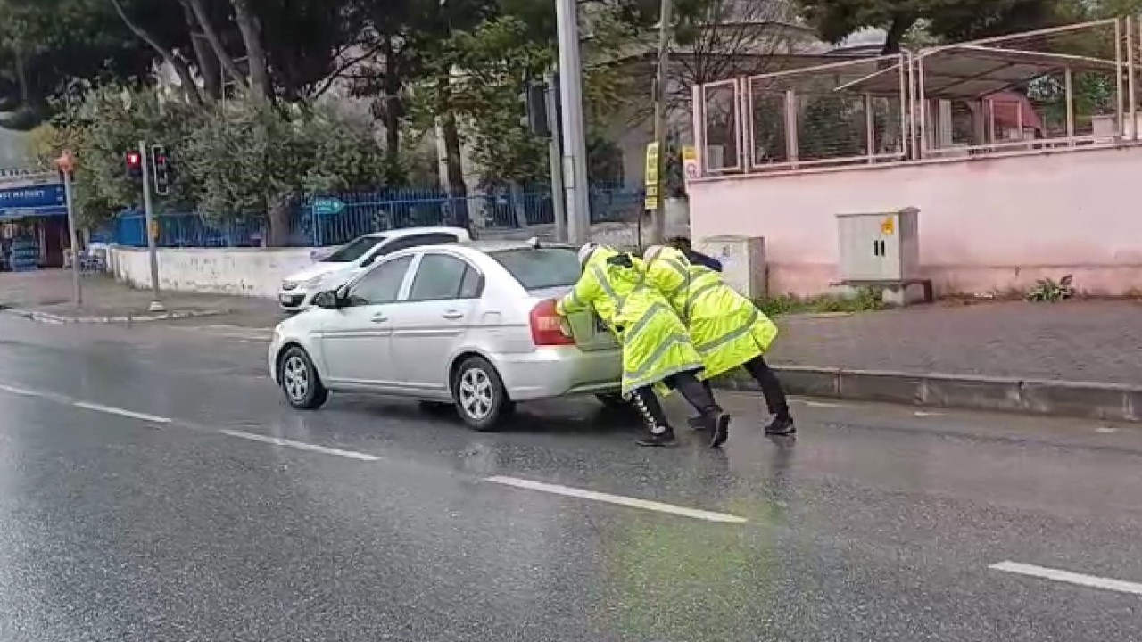 Yağmur Altında Arızalanan Araca Polis Eliyle Destek Verildi