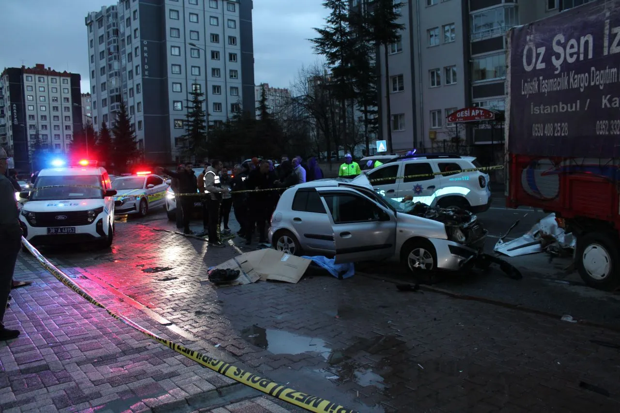 Kayseri’de Park Halindeki Kamyonete Çarpan Otomobilde Can Pazarı