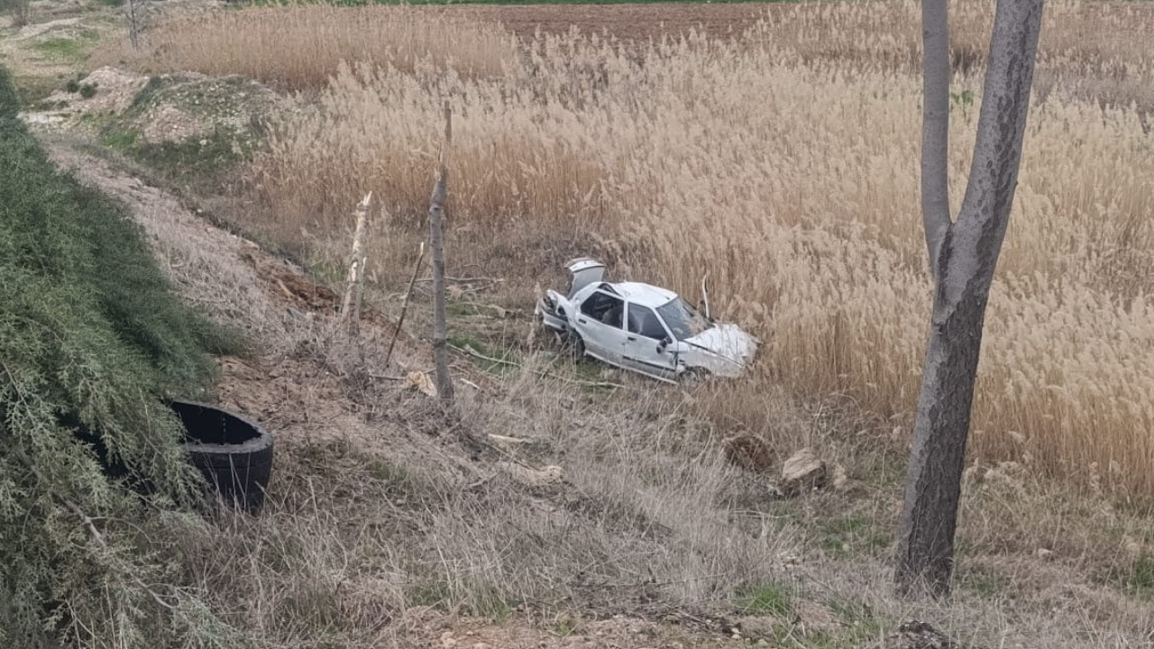 Adıyaman’da Lastiği Patlayan Otomobil Şarampole Yuvarlandı
