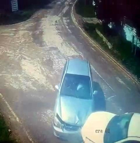 İki Otomobil Çarpıştı! Kaza Anı Kamerada: 2 Kişi Yaralı - Sayfa 1