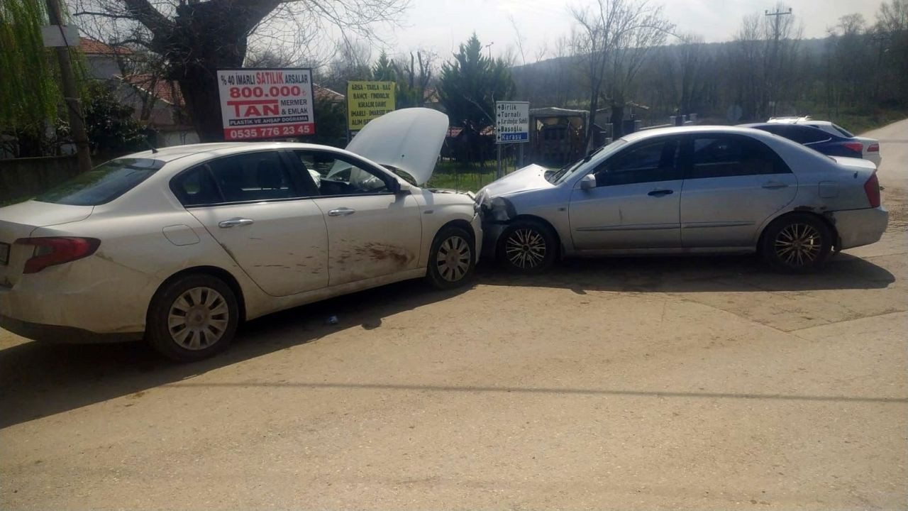İki Otomobil Çarpıştı! Kaza Anı Kamerada: 2 Kişi Yaralı - Sayfa 4