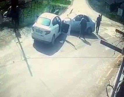 İki Otomobil Çarpıştı! Kaza Anı Kamerada: 2 Kişi Yaralı - Sayfa 2