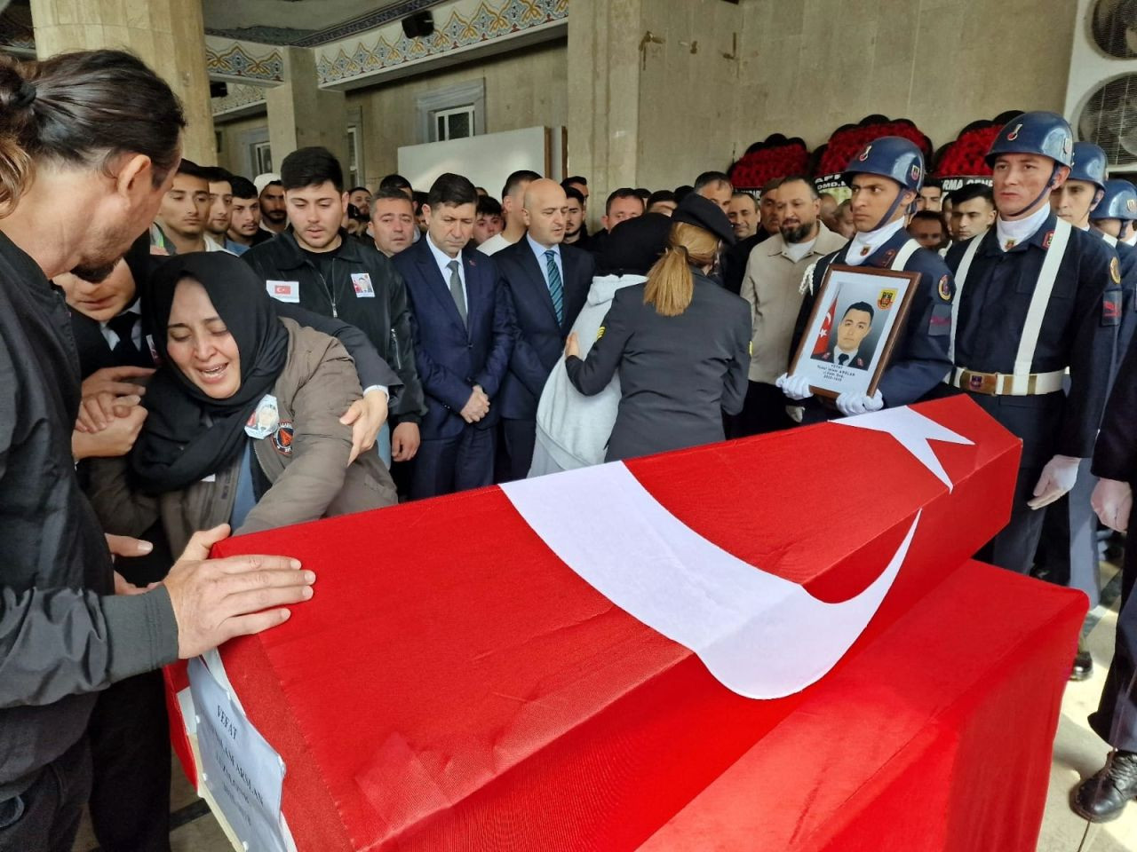 Yürekleri Burkan Acı Veda: Jandarma Uzman Onbaşı Yusuf İslam Arslan Son Yolculuğuna Uğurlandı - Sayfa 8