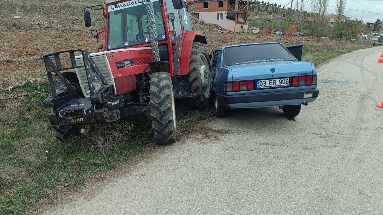 Afyonkarahisar’da Traktöre Çarpan Otomobilde 3 Kişi Yaralandı
