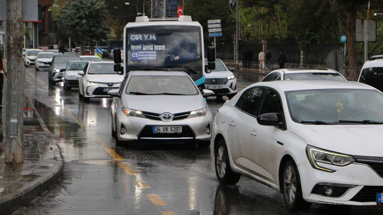 Diyarbakır’da Bayram Yağmuru Hayatı Felç Etti