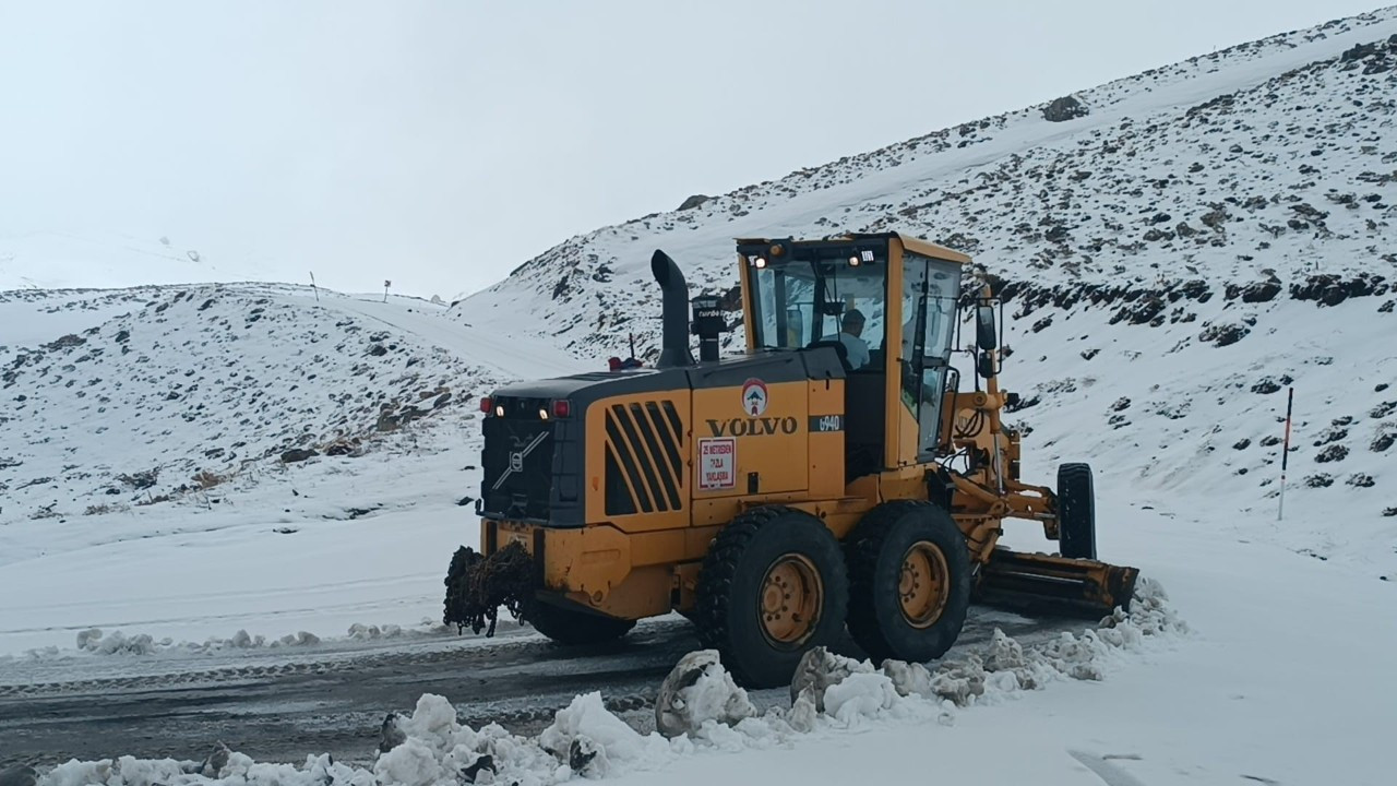 Hakkari’de Kar Esareti Sona Erdi: Kayak Merkezi Yolu Ulaşıma Açıldı