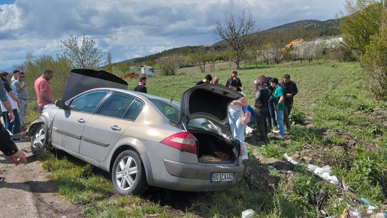 Amasya’da Otomobil Bariyerlere Çarptı: Baba ve Kızı Yaralandı