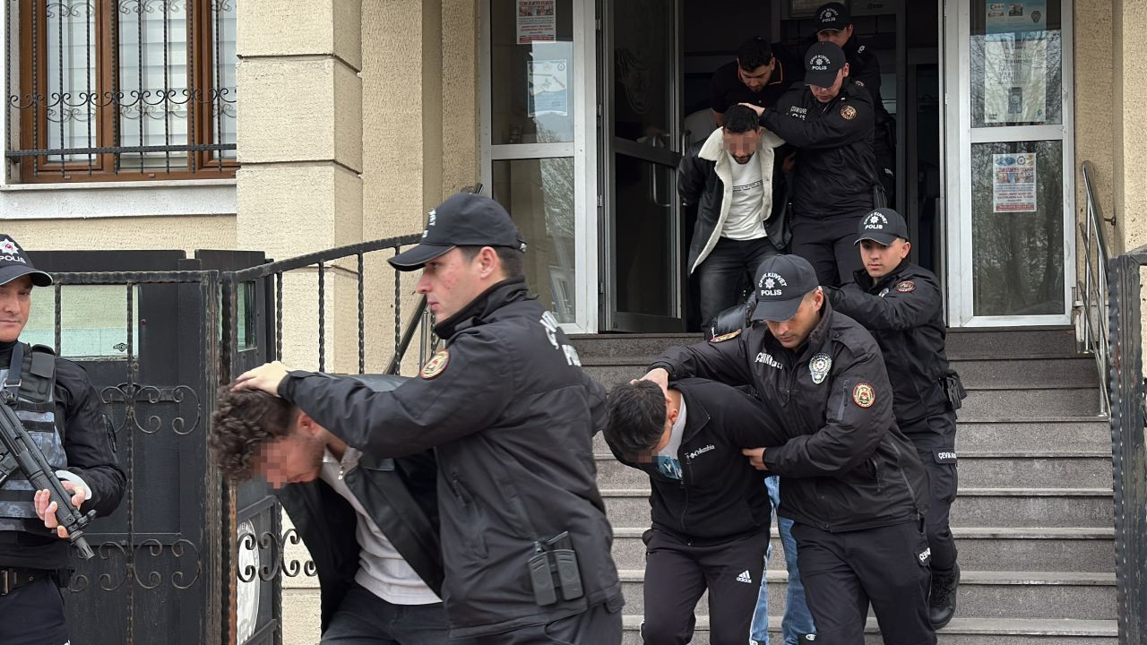 Gürültü Kavgası Dehşetinde 19 Şüpheli Adliyeye Sevk Edildi: Bayram gecesi iki kişiyi öldüresiye darp etmişlerdi! - Sayfa 8