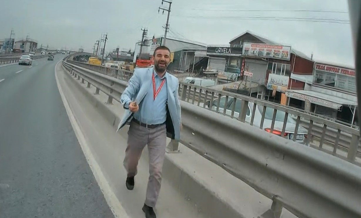 Yaramaz yavru ördekler D130 Karayolu'nu birbirine kattı! Trafiği durduran vatandaşlar yavruları ezilmekten kurtardı! - Sayfa 5