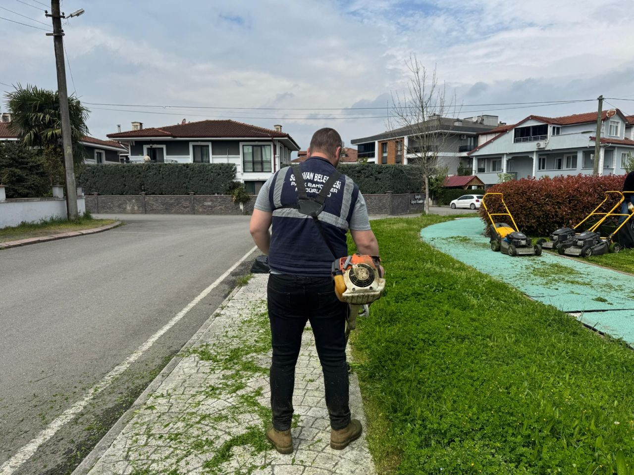 Serdivan Belediyesi Gölpark’ta Estetik Yenileme: Çevre Düzenlemesi ve Yeşil Alan Bakımı Başlatıldı! - Sayfa 5