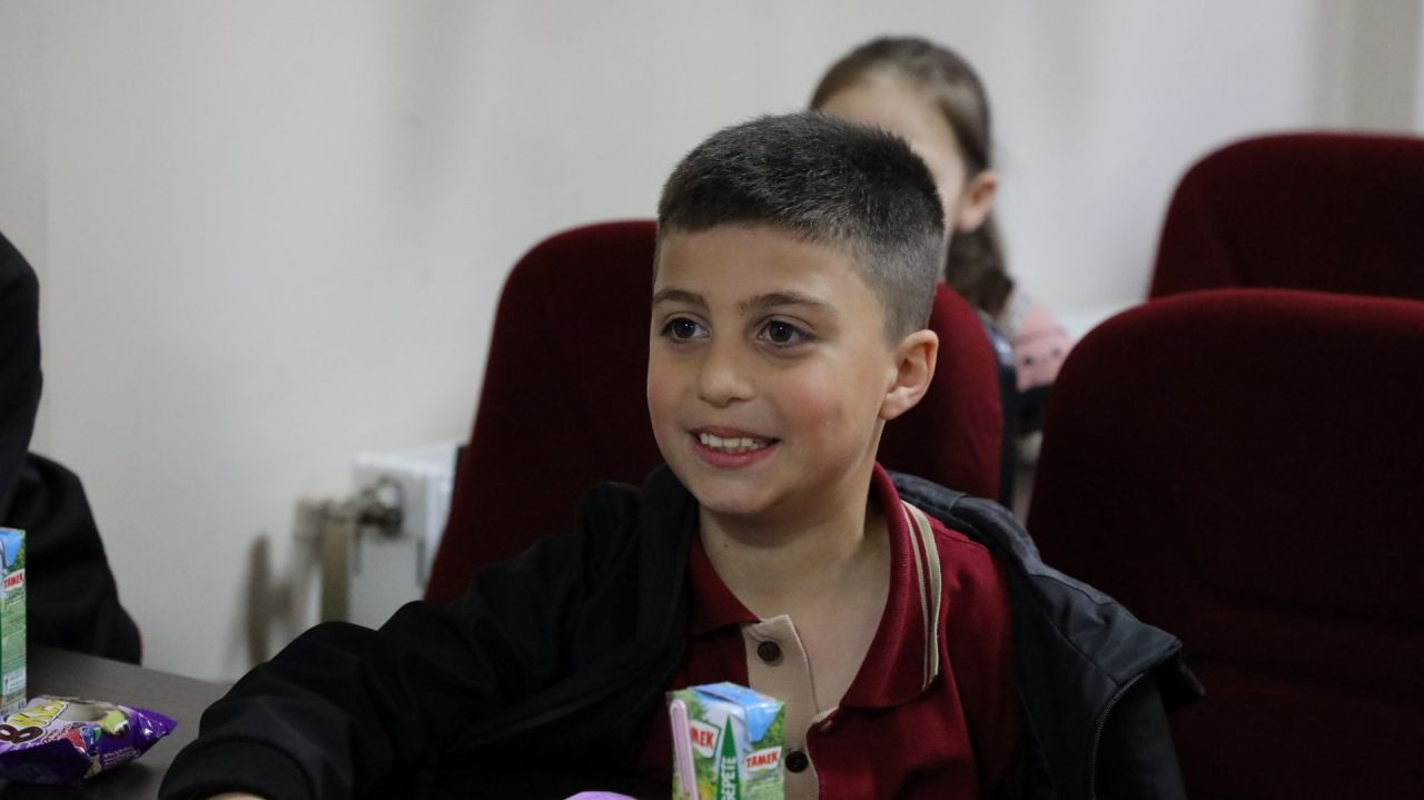 Başkan Ata, Minik Öğrencilerle Buluştu: Hem Öğrettiler Hem de Hediyelerle Mutlu Ettiler! - Sayfa 8