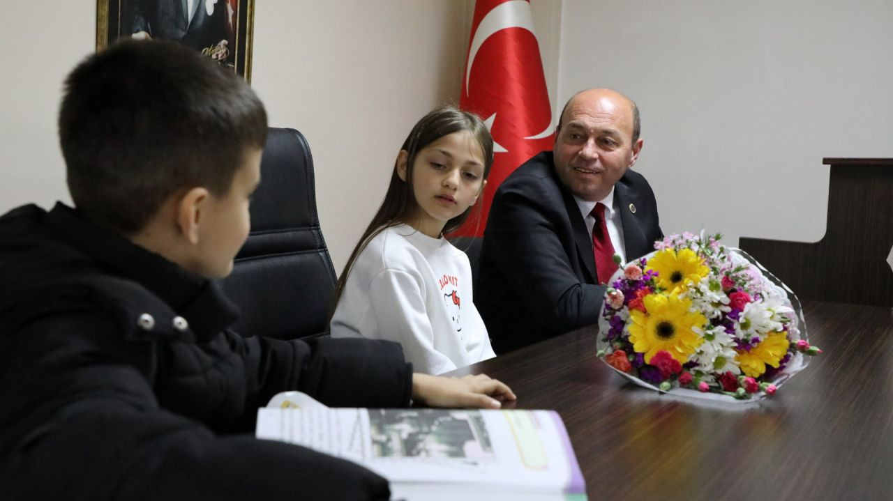 Başkan Ata, Minik Öğrencilerle Buluştu: Hem Öğrettiler Hem de Hediyelerle Mutlu Ettiler! - Sayfa 7