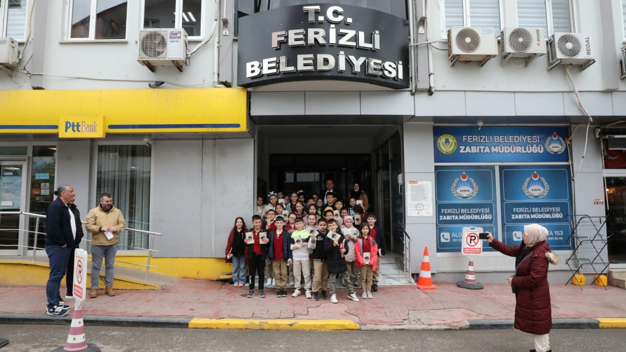 Başkan Ata, Minik Öğrencilerle Buluştu: Hem Öğrettiler Hem de Hediyelerle Mutlu Ettiler! - Sayfa 1