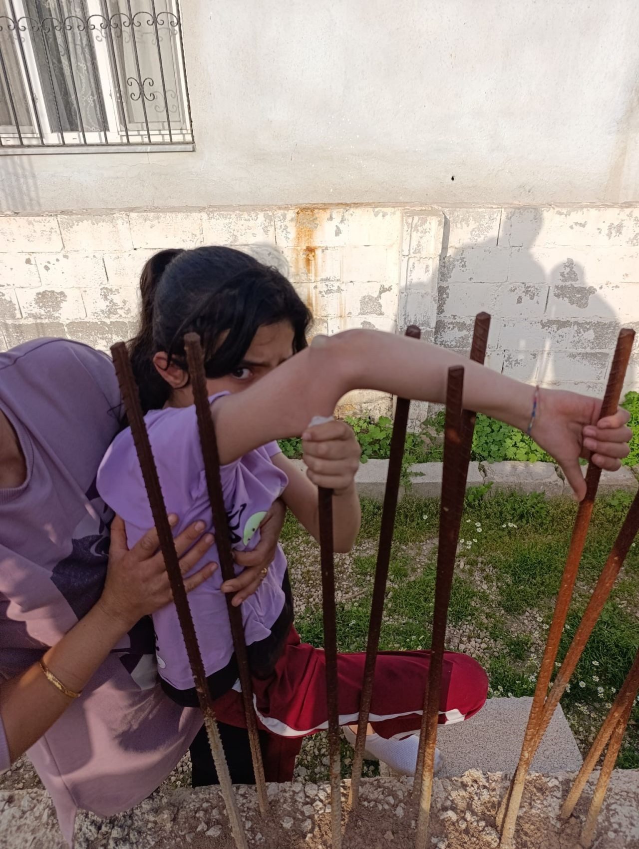 Hatay’da Bir Çocuğun Koluna İnşaat Demiri Saplandı! - Sayfa 4