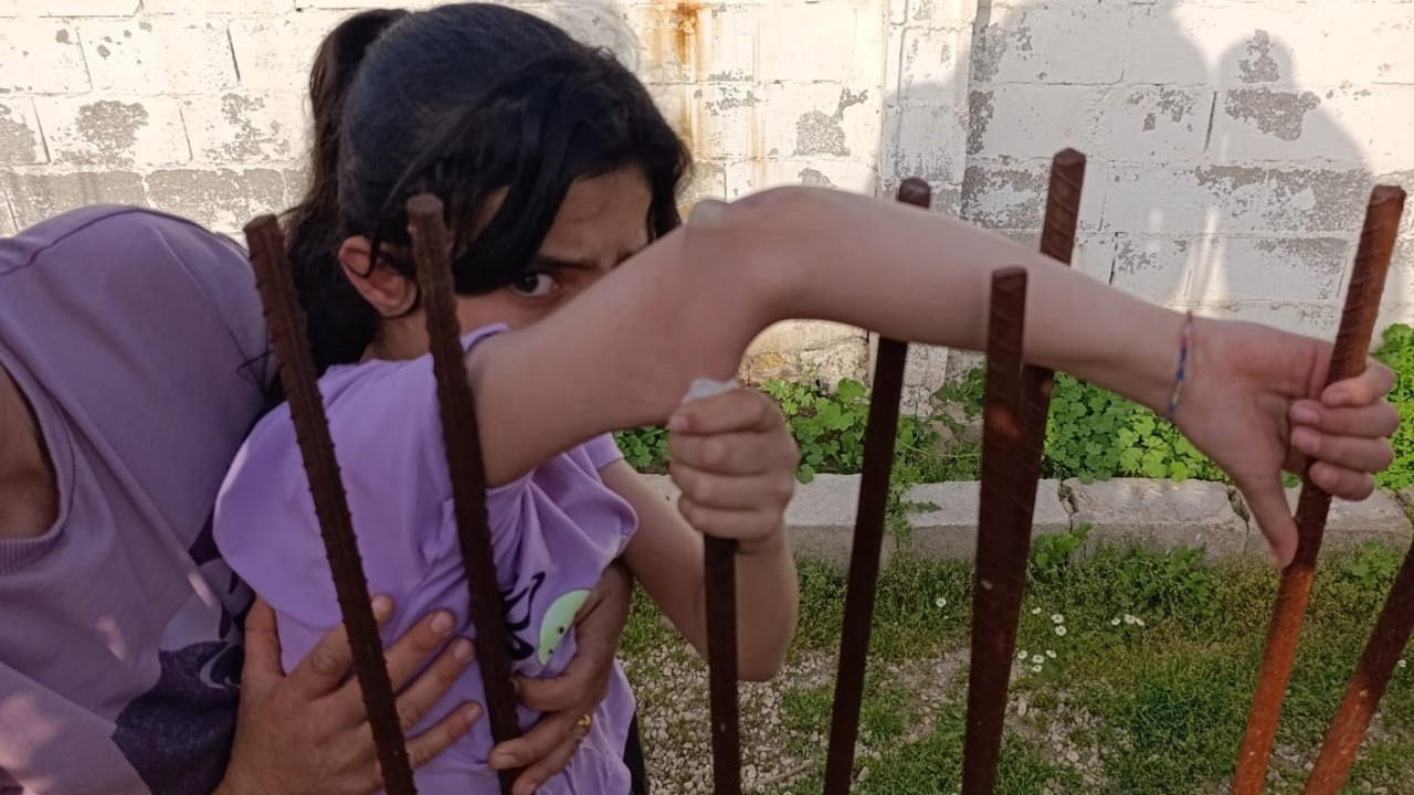 Hatay’da Bir Çocuğun Koluna İnşaat Demiri Saplandı!