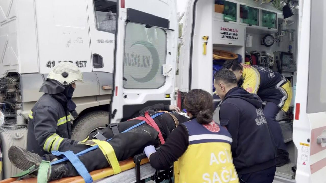 Hastayı Hastaneye Yetiştirmeye Çalışan Ambulans Otomobille Çarpıştı: 2 Yaralı! - Sayfa 1