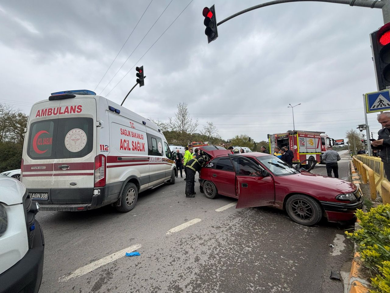 Hastayı Hastaneye Yetiştirmeye Çalışan Ambulans Otomobille Çarpıştı: 2 Yaralı! - Sayfa 2